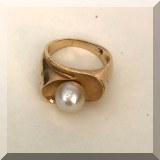 J20. Gold and pearl ring. 
